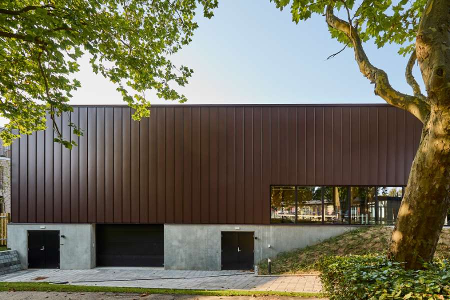 New sports hall in the “forest” wrapped in acorn-brown steel profiles, Risskov Efterskole, Tretommervej 31A, 8240 Risskov, Denmark